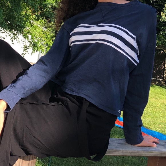 Hollister Tops - Navy cropped tee